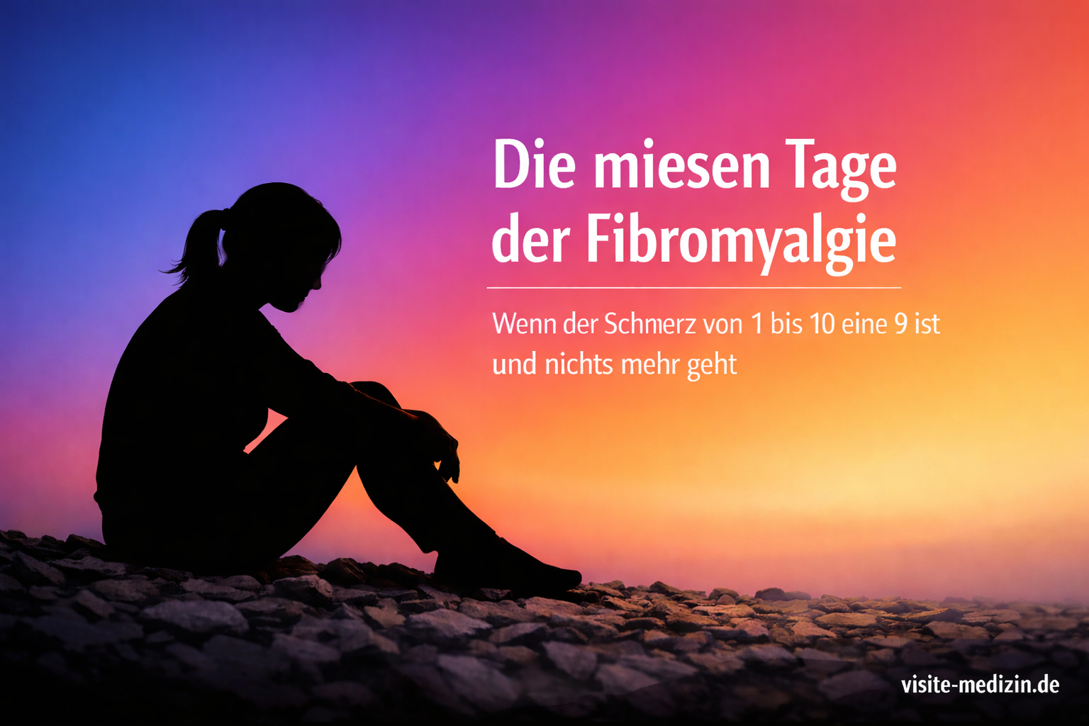 Keyvisual: Schwarze Silhouette einer sitzenden Frau auf steinigem Boden vor einem eleganten Farbverlauf (Blau–Magenta–Rot–Orange–Gelb). Rechts steht in weißer Schrift: „Die miesen Tage der Fibromyalgie“ sowie „Wenn der Schmerz von 1 bis 10 eine 9 ist und nichts mehr geht“ und „Der Körper übernimmt.“ Unten rechts die Signatur „visite-medizin.de“.