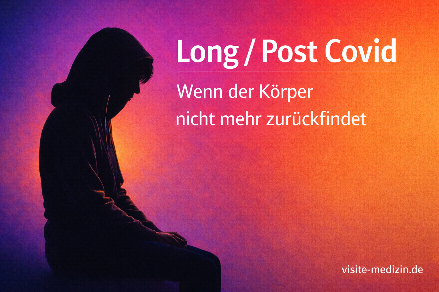 Silhouette einer sitzenden Frau mit Hoodie vor einem weichen Farbverlauf in Blau, Magenta, Rot, Orange und Gelb. Rechts steht der Titel: Long / Post Covid und der Untertitel: Wenn der Körper nicht mehr zurückfindet