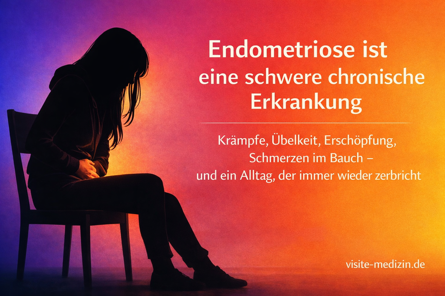 Silhouette einer jungen Frau im Hoodie, sitzend und den Unterbauch haltend; Hintergrund mit sanftem Farbverlauf in Blau, Magenta, Rot, Orange und Gelb; Text: „Endometriose ist eine schwere chronische Erkrankung – Krämpfe, Übelkeit, Erschöpfung, Schmerzen im Bauch und ein Alltag, der immer wieder zerbricht“; Signatur: visite-medizin.de.