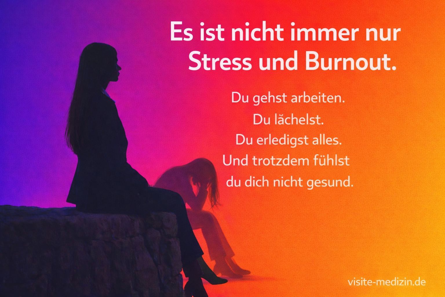 Schwarze Silhouette einer 35-jährigen Frau mit langen glatten Haaren im Business-Outfit sitzt auf einer Steinmauer. Neben ihr ein schemenhafter, hellerer Schatten derselben Frau, der erschöpft zusammensinkt. Rechts steht weißer serifenloser Text auf einem dynamischen Farbverlauf; unten die Signatur visite-medizin.de.