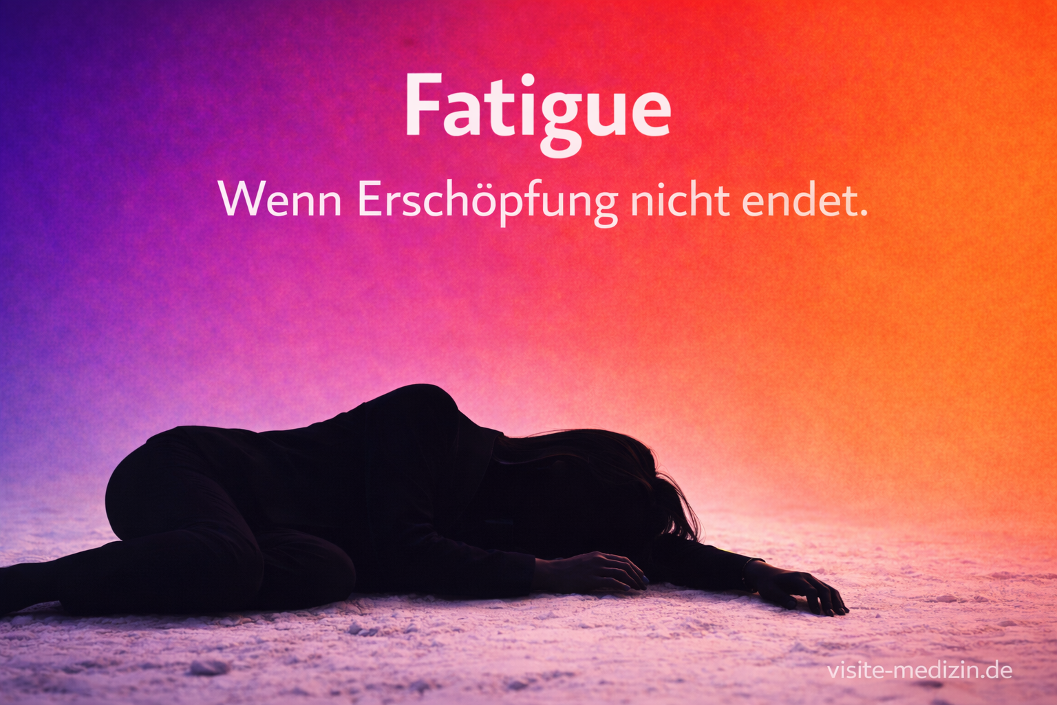 Titelbild zu Fatigue: Schwarze Silhouette einer erschöpften Frau im Business-Outfit, liegend auf hellem, steinigem Boden vor violett-orangefarbenem Verlauf. Text oben: 'Fatigue – Wenn Erschöpfung nicht endet.' Signatur: visite-medizin.de.