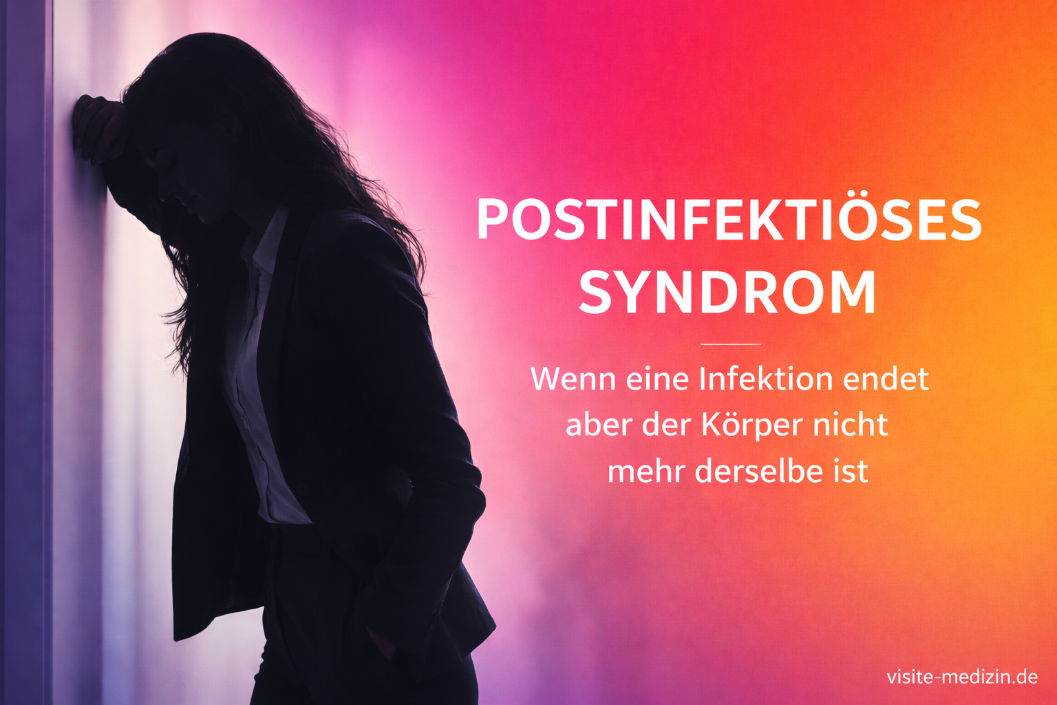 Schwarze Silhouette einer erschöpften Frau im Business-Outfit, die sich an eine Wand lehnt. Rechts farbiger Verlauf von Violett über Pink zu Orange und Gelb. Text: ‚Postinfektiöses Syndrom – Wenn eine Infektion endet, aber der Körper nicht mehr derselbe ist‘. Unten rechts die Signatur ‚visite-medizin.de‘.