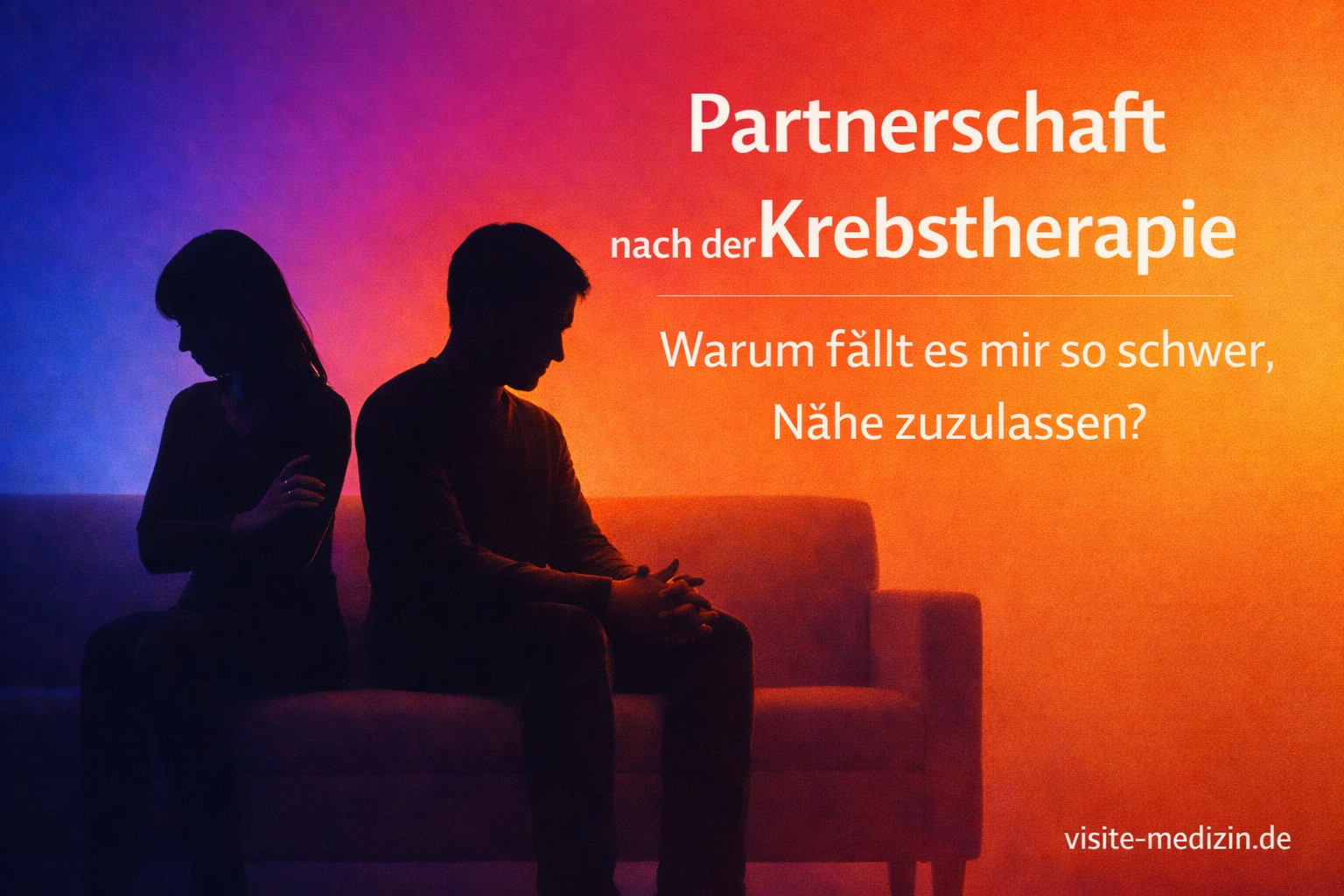 Zwei schwarze Silhouetten sitzen nachdenklich nebeneinander auf einer Couch vor einem sanften Farbverlauf in Blau, Magenta, Rot, Orange und Gelb. Rechts steht der Titel: Partnerschaft nach der Krebstherapie. Darunter: Warum fällt es mir so schwer, Nähe zuzulassen? Unten rechts die Signatur visite-medizin.de.