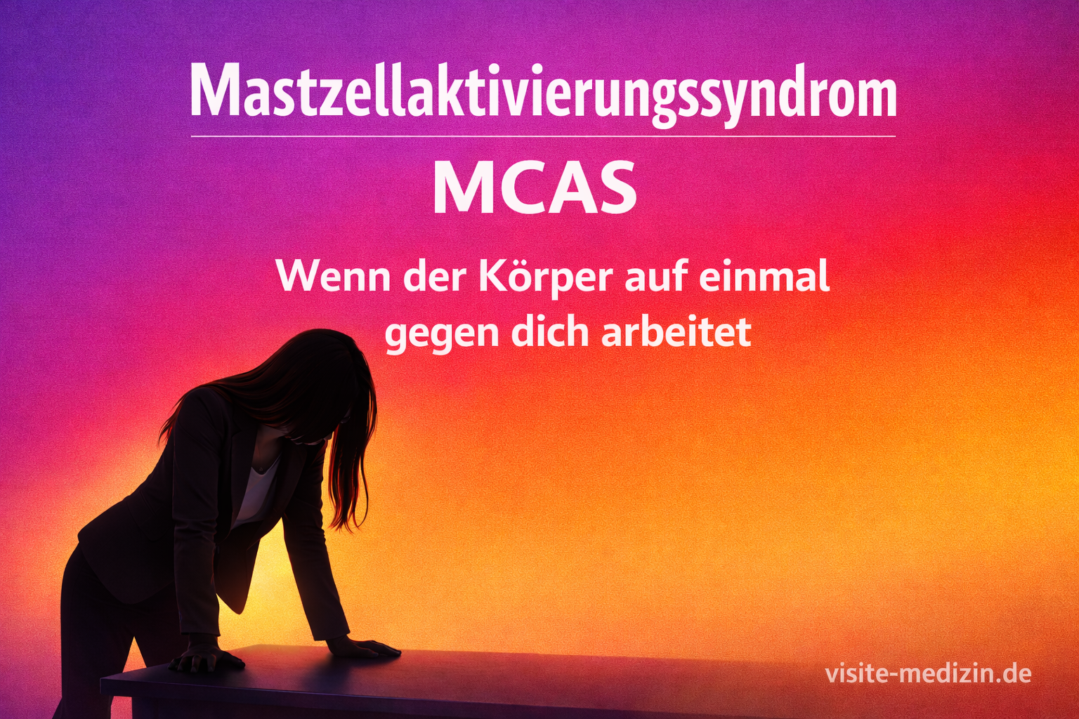 Bild zum Mastzellaktivierungssyndrom mit weichem Farbverlauf in Violett, Magenta, Rot, Orange und Gelb, schwarzer Silhouette einer Frau mit langen glatten Haaren, die sich auf einen Tisch stützt, sowie dem Text Mastzellaktivierungssyndrom, MCAS und Wenn der Körper auf einmal gegen dich arbeitet