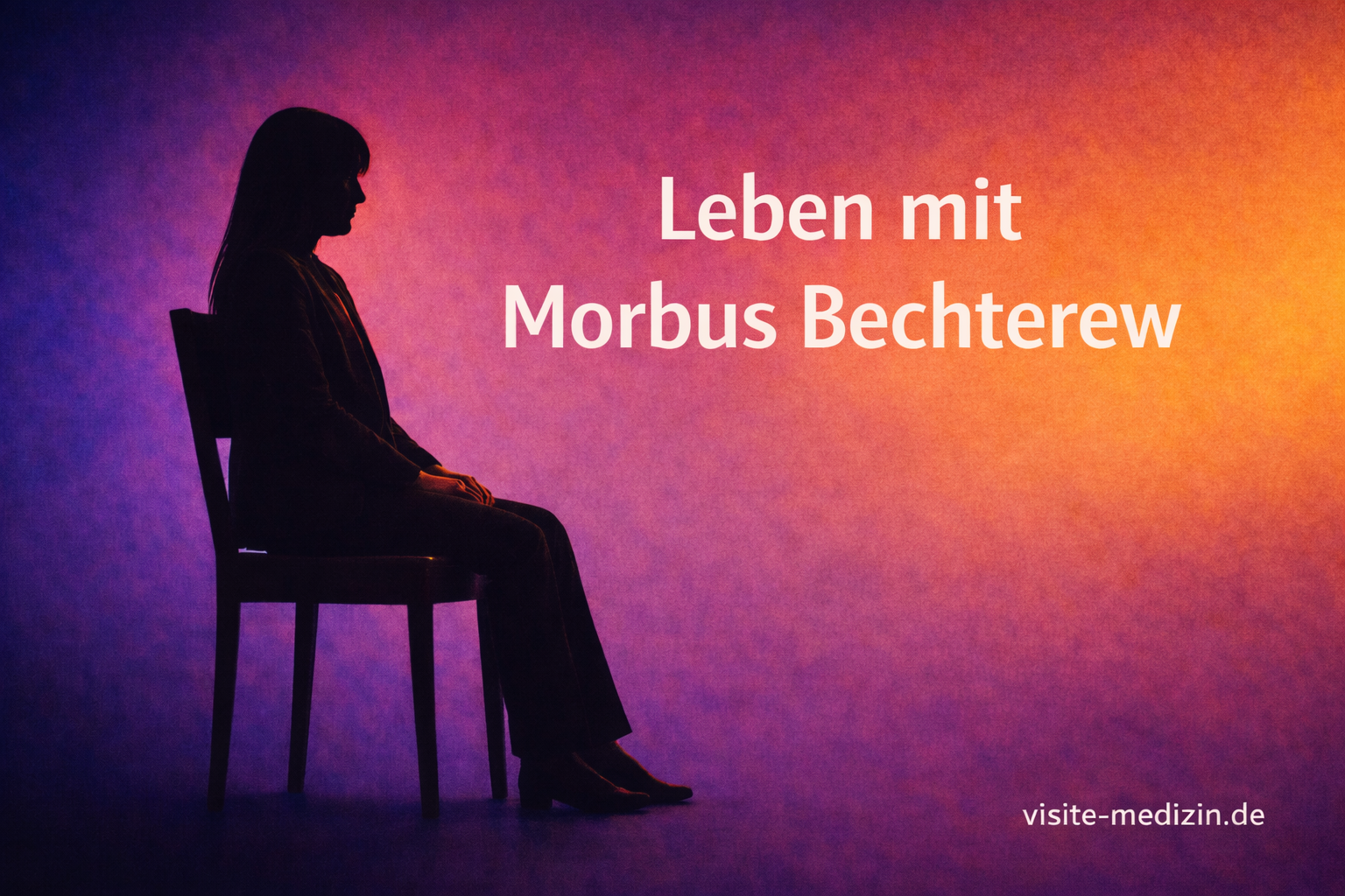 Schwarze Silhouette einer 40-jährigen Frau mit langen glatten Haaren im Business-Outfit, ruhig auf einem Stuhl sitzend. Rechts steht der Titel „Leben mit“ über „Morbus Bechterew“ vor einem violett-rot-orange-gelben Verlaufshintergrund. Unten rechts steht „visite-medizin.de“.