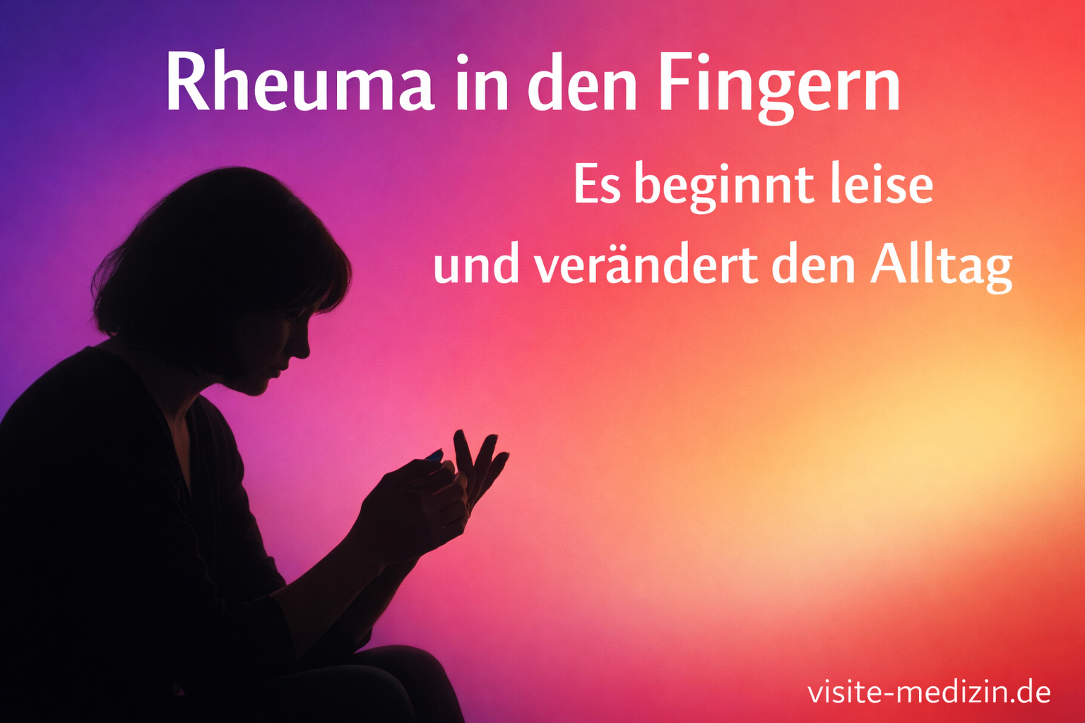 Illustration einer schattigen Frau, die ihre Finger betrachtet, vor einem violett-magenta-orange-gelben Farbverlauf. Im Bild steht: Rheuma in den Fingern. Es beginnt leise und verändert den Alltag. Unten rechts steht visite-medizin.de.