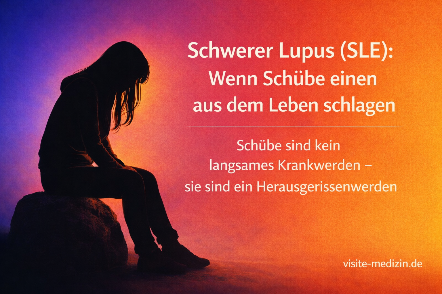 Schwarze Silhouette einer Frau mit langen Haaren, sitzend auf einem Stein vor einem Verlauf in Blau, Magenta, Rot, Orange und Gelb. Rechts steht der Titel: 'Schwerer Lupus (SLE): Wenn Schübe einen aus dem Leben schlagen' und der Untertitel: 'Schübe sind kein langsames Krankwerden – sie sind ein Herausgerissenwerden'. Unten rechts: 'visite-medizin.de'.
