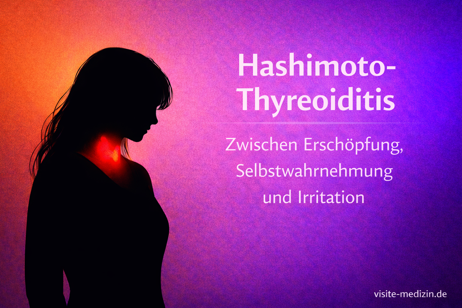 Silhouette einer 35-jährigen Frau mit langen Haaren, links im Bild. Der Halsbereich ist rot hervorgehoben als Hinweis auf die Schilddrüse. Rechts steht der Titel 'Hashimoto Thyreoiditis' sowie der Untertitel 'Zwischen Erschöpfung, Selbstwahrnehmung und Irritation' vor einem harmonischen Farbverlauf in Orange, Magenta und Violett.