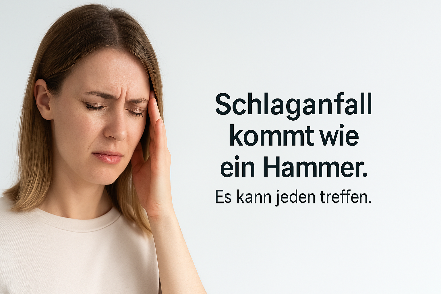 Frau um 35 hält sich an die Schläfe; rechts im Bild steht zentriert: ‚Schlaganfall kommt wie ein Hammer. Es kann jeden treffen.‘ Heller Hintergrund mit Verlauf nach Weiß.