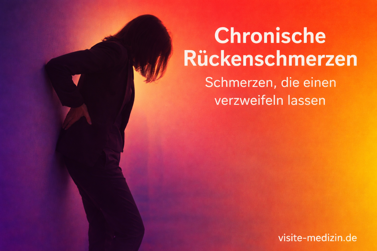 Schattige Silhouette einer etwa 40-jährigen Frau im Business-Outfit mit langen Haaren, leicht nach vorne gebeugt, eine Hand am unteren Rücken. Im Hintergrund ein harmonischer Farbverlauf in Violett, Magenta, Rot, Orange und Gelb. Rechts im Bild der Text Chronische Rückenschmerzen – Schmerzen, die einen verzweifeln lassen sowie die Signatur visite-medizin.de.