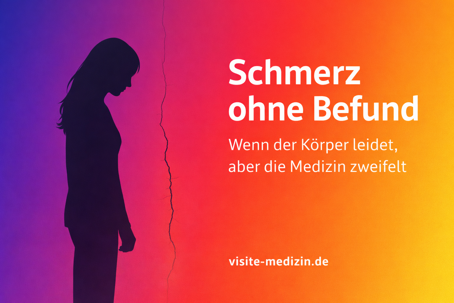 Schwarze Silhouette einer stehenden Frau links vor einem harmonischen Farbverlauf von Blau über Magenta bis Orange und Gelb. Ein feiner vertikaler Riss trennt den Hintergrund. Rechts steht der Titel „Schmerz ohne Befund“ mit dem Untertitel „Wenn der Körper leidet, aber die Medizin zweifelt“. Unten rechts die Signatur „visite-medizin.de“.